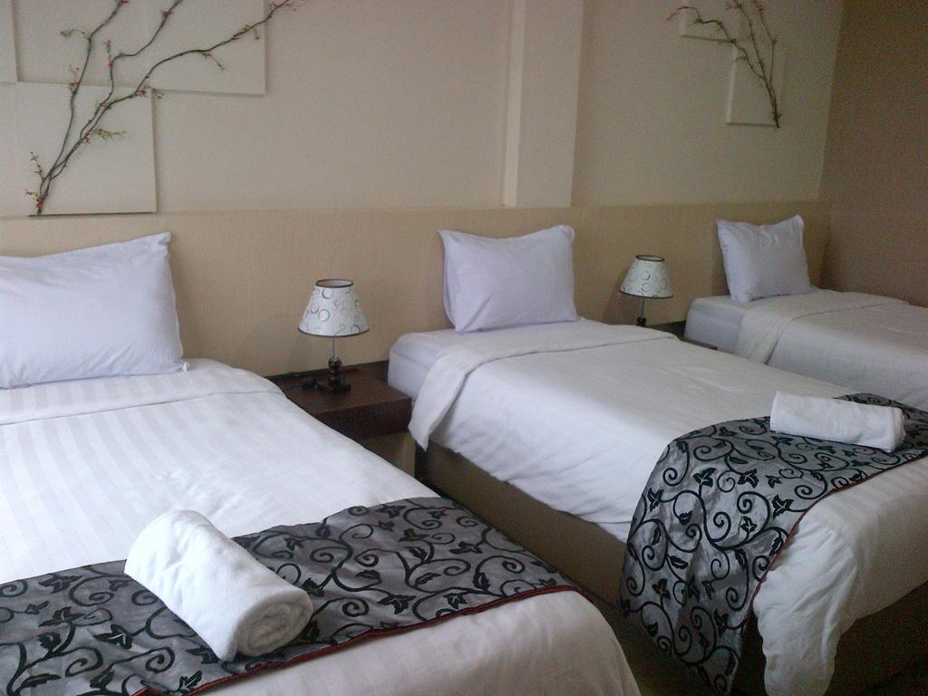 Santa Monica Hotel And Convention Ciherangsating Room photo