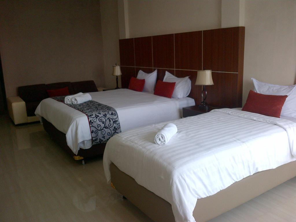 Santa Monica Hotel And Convention Ciherangsating Room photo